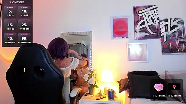 Snapshot of AnnieHuntters chatting on December 5, 2:09 am AnnieHuntters online show from December 5, 2:09 am