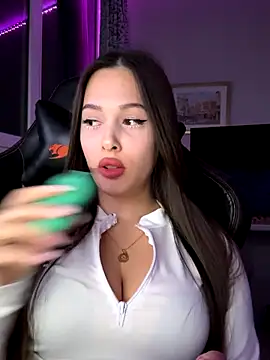 EricaWalls online show from October 31, 6:42 pm