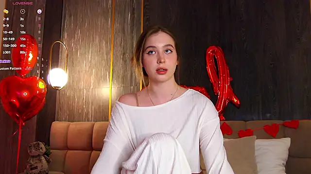 LoraineLuff online show from February 16, 5:59 pm