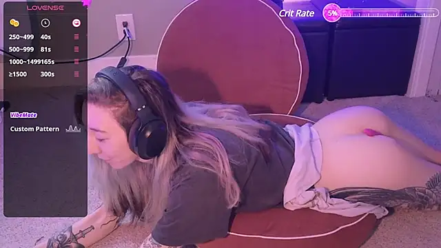 lovelylucyy online show from December 8, 7:32 pm