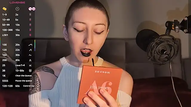 lovelylucyy online show from February 5, 8:14 pm