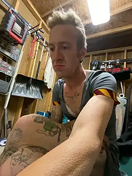 Snapshot of bentoverblonde chatting on October 27, 5:00 am bentoverblonde online show from October 27, 5:00 am