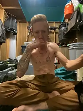 Snapshot of bentoverblonde chatting on October 28, 1:47 pm bentoverblonde online show from October 28, 1:47 pm