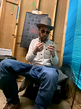 Snapshot of bentoverblonde chatting on December 5, 7:43 pm bentoverblonde online show from December 5, 7:43 pm