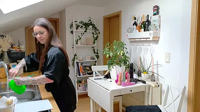 Snapshot of BrownieyQueen chatting on February 28, 7:58 am BrownieyQueen online show from February 28, 7:58 am