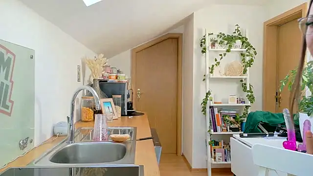 Snapshot of BrownieyQueen chatting on March 5, 7:16 am BrownieyQueen online show from March 5, 7:16 am