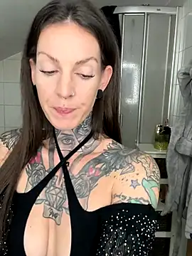 Snapshot of BrownieyQueen chatting on November 5, 5:13 pm BrownieyQueen online show from November 5, 5:13 pm