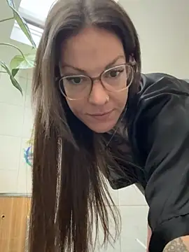 Snapshot of BrownieyQueen chatting on November 6, 6:25 am BrownieyQueen online show from November 6, 6:25 am