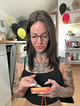 BrownieyQueen online show from June 23, 5:49 am