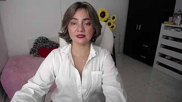 Snapshot of Chiraz_hasnaa chatting on February 14, 10:36 pm Chiraz hasnaa online show from February 14, 10:36 pm