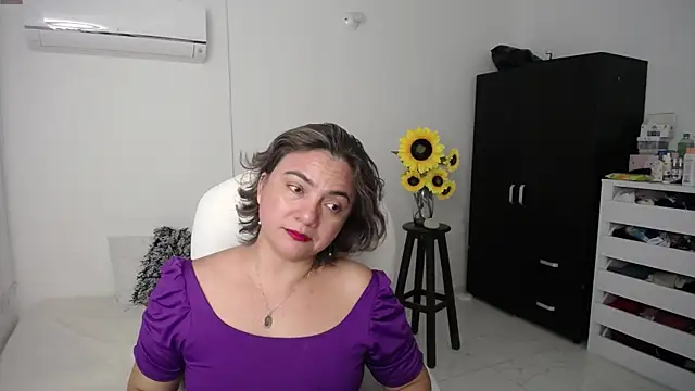 Snapshot of Chiraz_hasnaa chatting on March 7, 9:17 pm Chiraz hasnaa online show from March 7, 9:17 pm