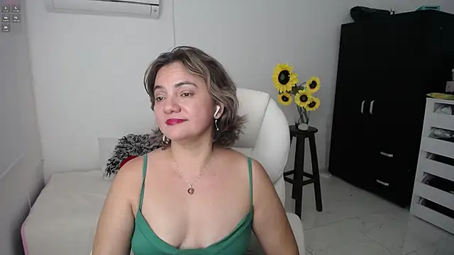 Snapshot of Chiraz_hasnaa chatting on March 15, 9:49 pm Chiraz hasnaa online show from March 15, 9:49 pm