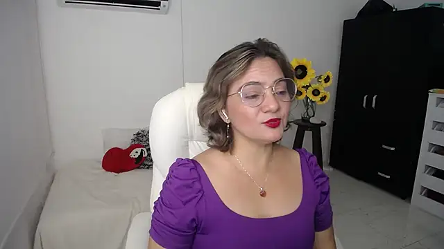 Snapshot of Chiraz_hasnaa chatting on March 22, 11:31 pm Chiraz hasnaa online show from March 22, 11:31 pm