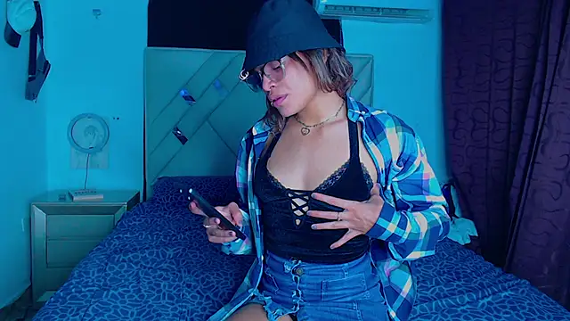 Snapshot of Rich_boy01 chatting on February 9, 2:49 am Rich boy01 online show from February 9, 2:49 am