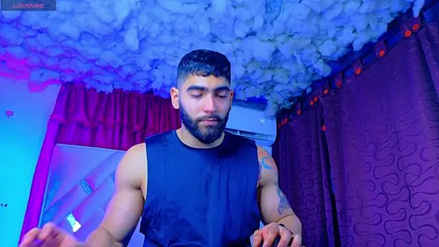 Snapshot of Rich_boy01 chatting on May 19, 1:33 am Rich boy01 online show from May 19, 1:33 am