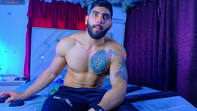 Snapshot of Rich_boy01 chatting on June 7, 6:00 pm Rich boy01 online show from June 7, 6:00 pm