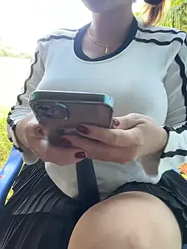 Snapshot of Bella_cum chatting on March 11, 1:26 am Bella cum online show from March 11, 1:26 am