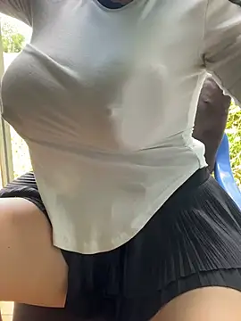 Snapshot of Bella_cum chatting on March 11, 4:32 am Bella cum online show from March 11, 4:32 am