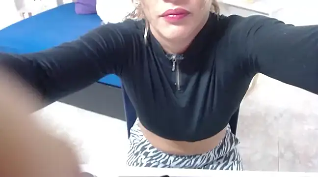 Snapshot of Suxxxy_ chatting on January 12, 1:42 am Suxxxy online show from January 12, 1:42 am