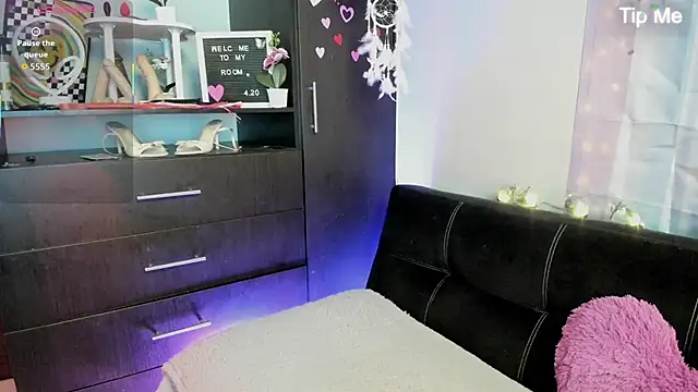 Snapshot of Emilytafur chatting on November 22, 5:45 pm Emilytafur online show from November 22, 5:45 pm