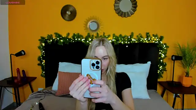 Snapshot of Diana_Garrett chatting on December 14, 8:45 am Diana Garrett online show from December 14, 8:45 am