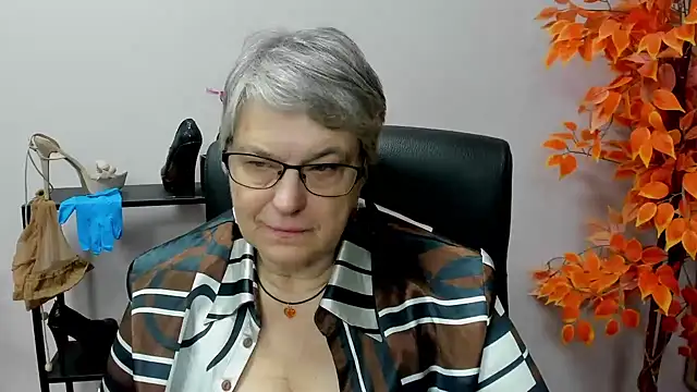 Snapshot of IrisDream chatting on December 11, 1:49 pm IrisDream online show from December 11, 1:49 pm