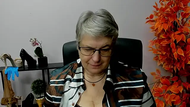 Snapshot of IrisDream chatting on December 12, 10:56 am IrisDream online show from December 12, 10:56 am