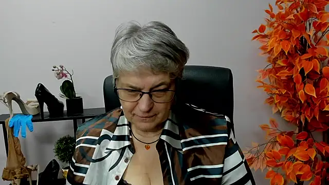 Snapshot of IrisDream chatting on December 12, 2:00 pm IrisDream online show from December 12, 2:00 pm