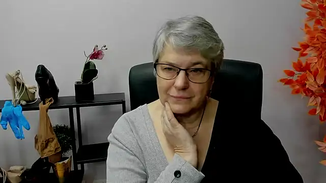 Snapshot of IrisDream chatting on December 13, 11:13 am IrisDream online show from December 13, 11:13 am