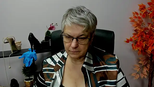 Snapshot of IrisDream chatting on December 16, 1:54 pm IrisDream online show from December 16, 1:54 pm