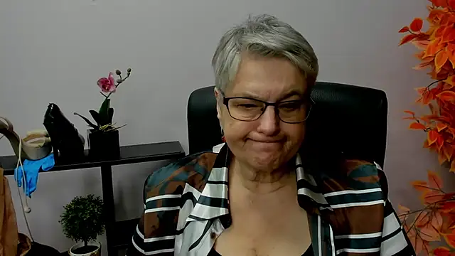 Snapshot of IrisDream chatting on December 18, 10:51 am IrisDream online show from December 18, 10:51 am