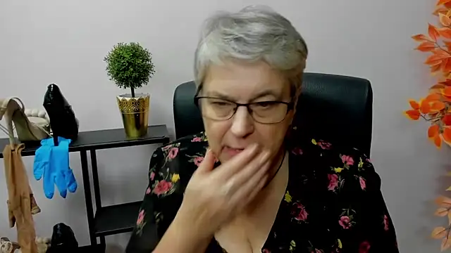 Snapshot of IrisDream chatting on January 7, 1:57 pm IrisDream online show from January 7, 1:57 pm