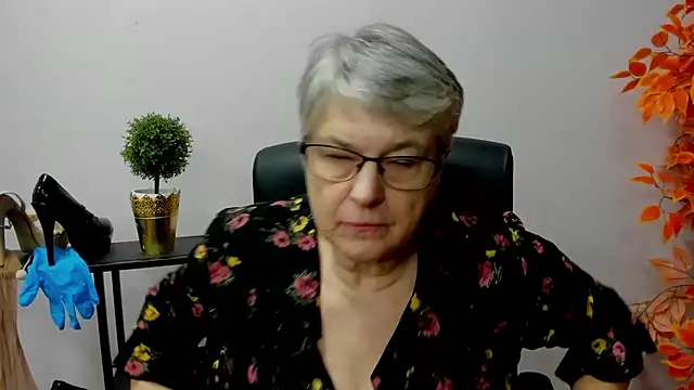 Snapshot of IrisDream chatting on January 13, 1:49 pm IrisDream online show from January 13, 1:49 pm