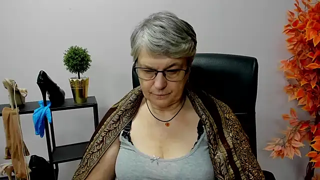 Snapshot of IrisDream chatting on January 29, 1:49 pm IrisDream online show from January 29, 1:49 pm