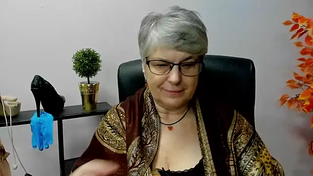 Snapshot of IrisDream chatting on January 30, 1:53 pm IrisDream online show from January 30, 1:53 pm