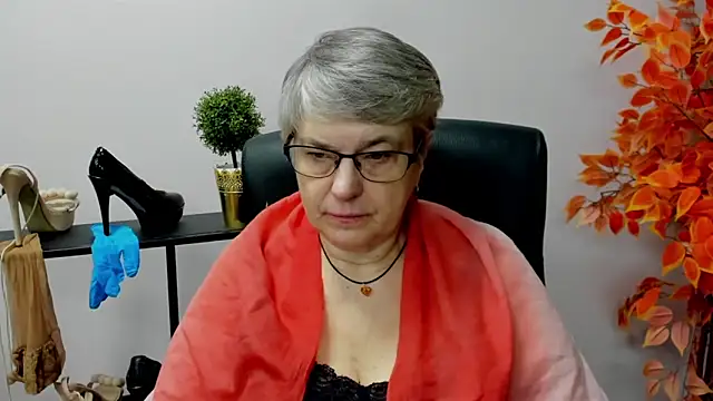 Snapshot of IrisDream chatting on February 4, 7:18 am IrisDream online show from February 4, 7:18 am