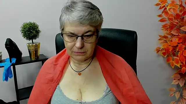 Snapshot of IrisDream chatting on February 6, 7:24 am IrisDream online show from February 6, 7:24 am