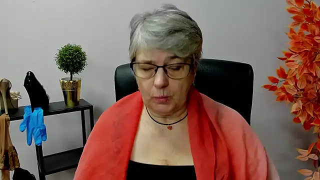 Snapshot of IrisDream chatting on February 7, 7:18 am IrisDream online show from February 7, 7:18 am