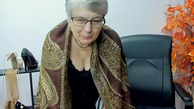 Snapshot of IrisDream chatting on February 11, 1:41 pm IrisDream online show from February 11, 1:41 pm