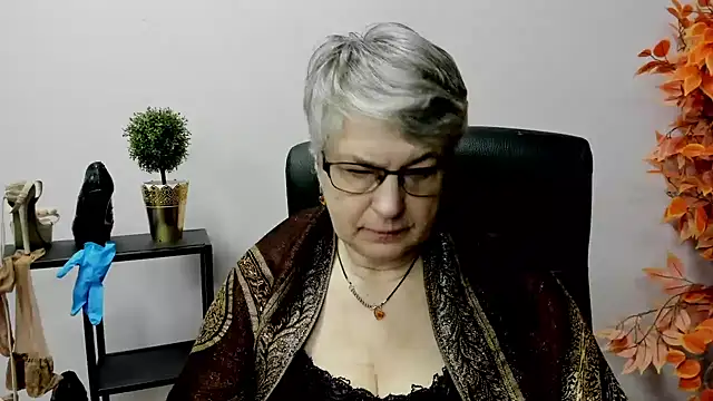 Snapshot of IrisDream chatting on February 12, 7:13 am IrisDream online show from February 12, 7:13 am