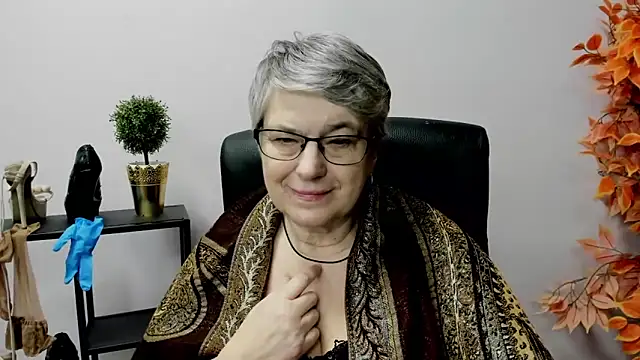 Snapshot of IrisDream chatting on February 12, 10:14 am IrisDream online show from February 12, 10:14 am