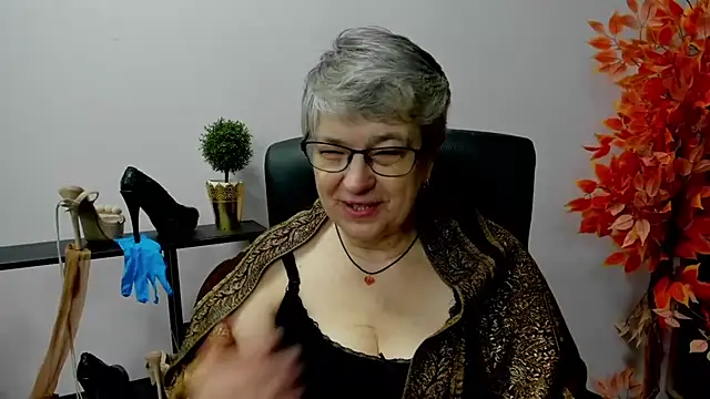 Snapshot of IrisDream chatting on February 13, 7:24 am IrisDream online show from February 13, 7:24 am