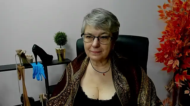 Snapshot of IrisDream chatting on February 13, 10:34 am IrisDream online show from February 13, 10:34 am