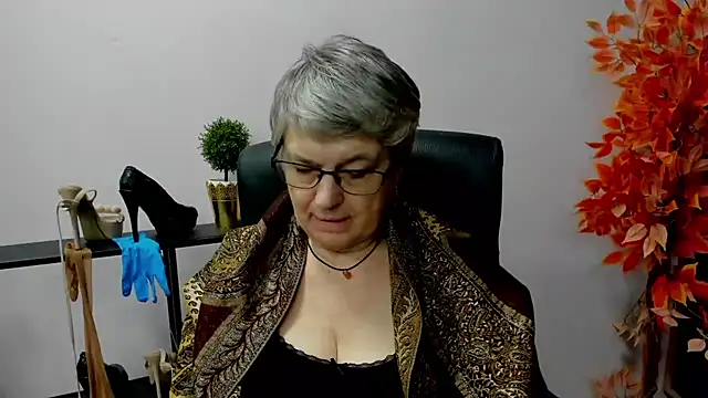 Snapshot of IrisDream chatting on February 13, 1:37 pm IrisDream online show from February 13, 1:37 pm