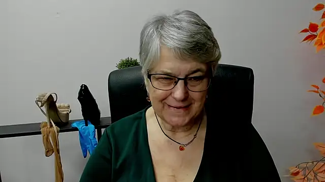 Snapshot of IrisDream chatting on February 14, 1:51 pm IrisDream online show from February 14, 1:51 pm