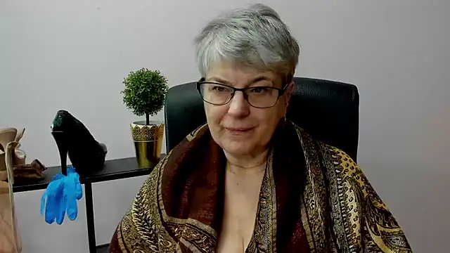 Snapshot of IrisDream chatting on February 17, 10:51 am IrisDream online show from February 17, 10:51 am