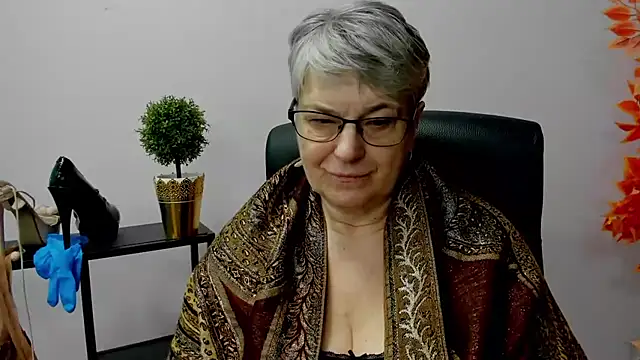 Snapshot of IrisDream chatting on February 18, 10:49 am IrisDream online show from February 18, 10:49 am