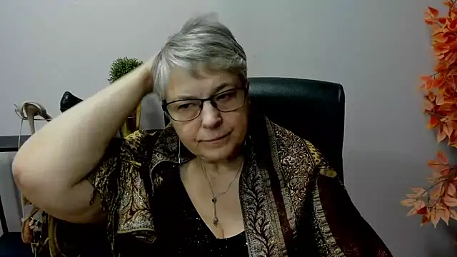 Snapshot of IrisDream chatting on February 21, 1:22 pm IrisDream online show from February 21, 1:22 pm