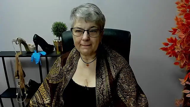 Snapshot of IrisDream chatting on February 24, 7:11 am IrisDream online show from February 24, 7:11 am