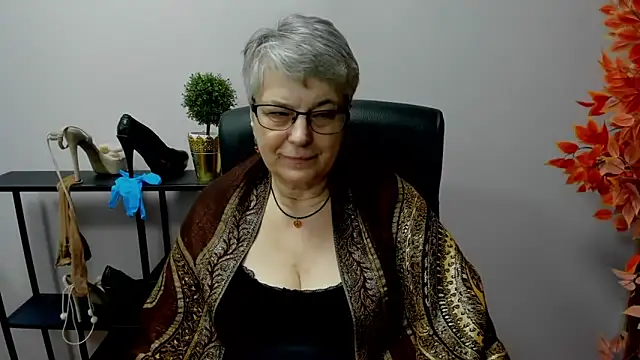 Snapshot of IrisDream chatting on February 24, 1:53 pm IrisDream online show from February 24, 1:53 pm